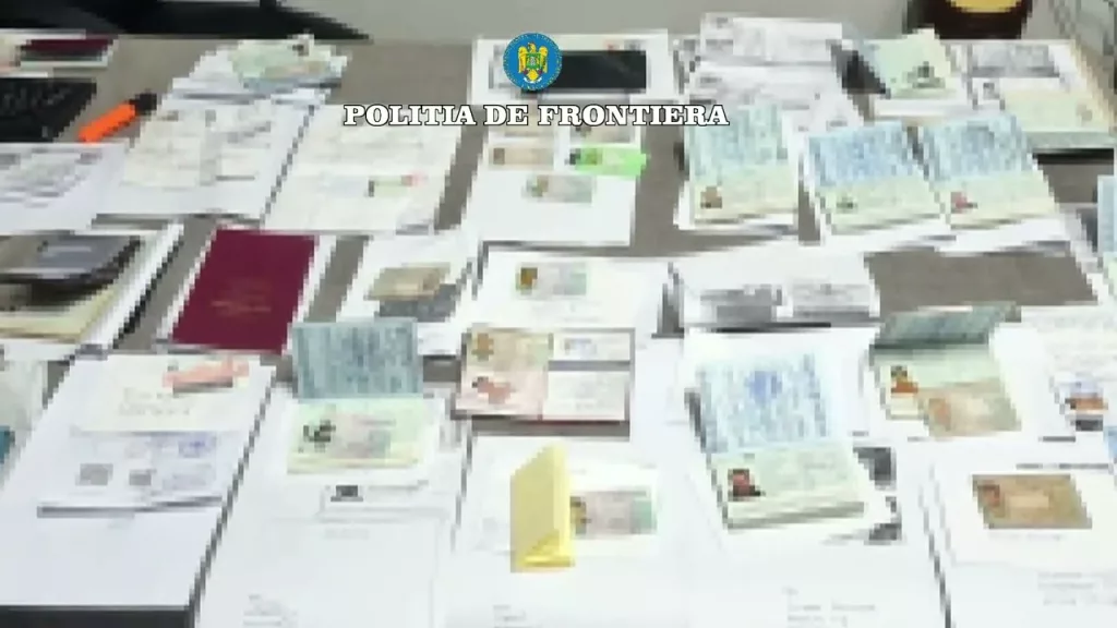 (VIDEO) Zeci de documente de identitate descoperite într-un microbuz