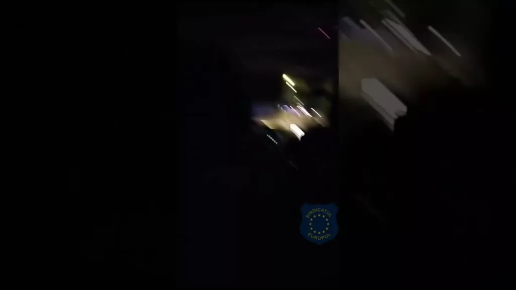 (VIDEO) Târgu Jiu: Polițist înjurat în autospeciala de poliție de un individ ridicat dintr-un club