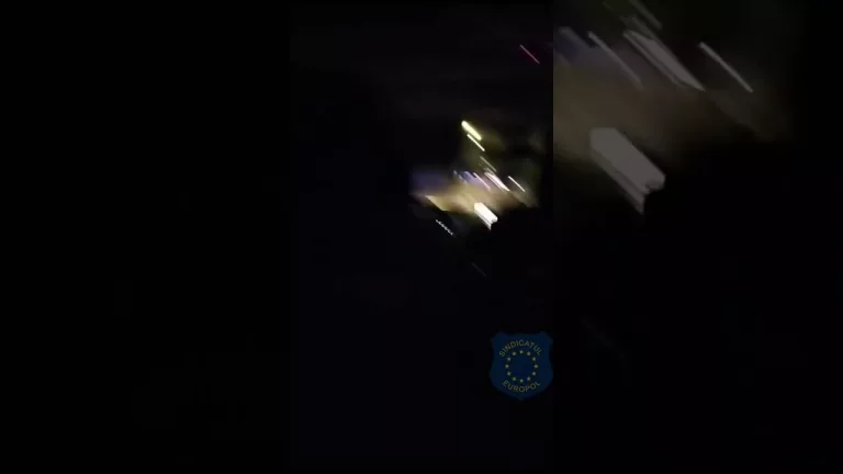 (VIDEO) Târgu Jiu: Polițist înjurat în autospeciala de poliție de un individ ridicat dintr-un club