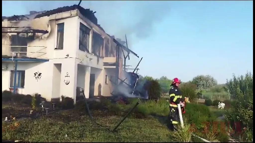 (VIDEO) Casa de vacanță a lui Miron Mitrea, din Delta Dunării, incendiată