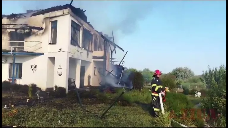 (VIDEO) Casa de vacanță a lui Miron Mitrea, din Delta Dunării, incendiată