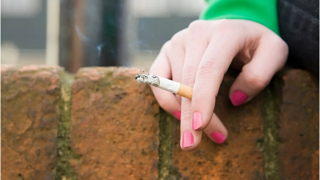 Fată de 12 ani, arsă cu țigara pe frunte de o adolescentă
