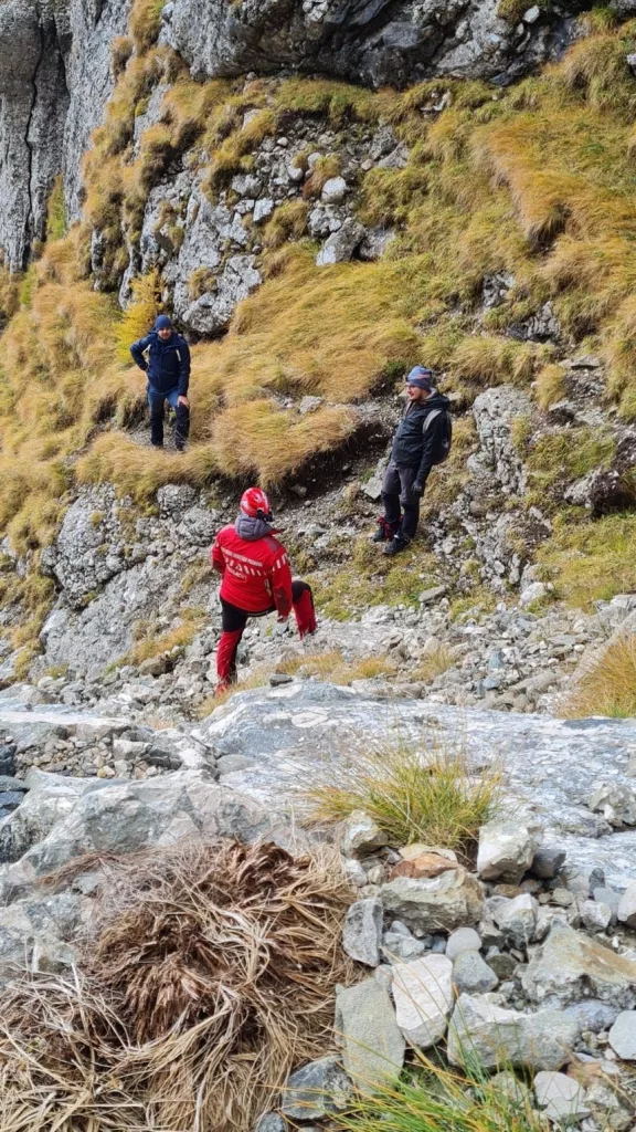 Turistă moartă după ce a alunecat pe stânci, în Munţii Trascăului