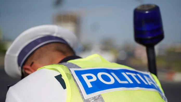 Doi poliţişti, reţinuţi după ce au ajutat un fost primar şi un om de afaceri să scape de suspendarea permiselor