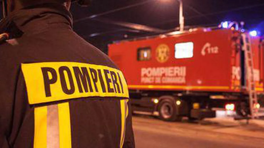 Dâmbovița: Circulație întreruptă pe DN 72, după ce un trailer plin cu autoturisme a luat foc