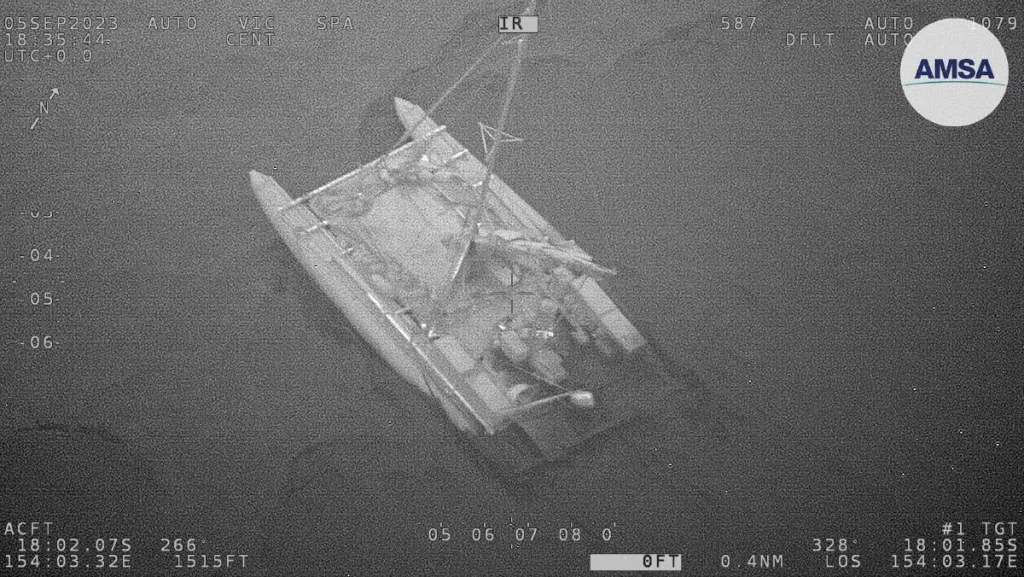 (VIDEO) Trei persoane, salvate după ce o barcă a fost atacată de rechini în Marea Coralului