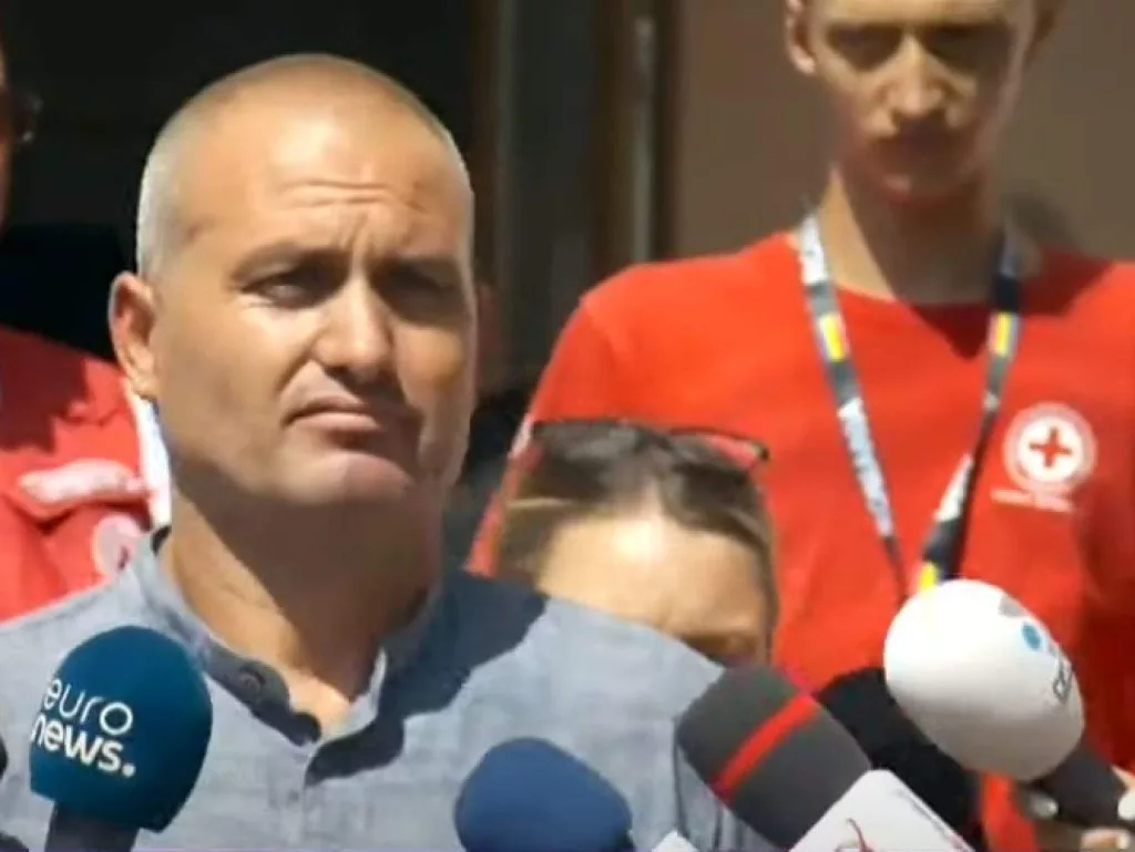 Primarul din Crevedia, fugărit de localnici, s-a ascuns într-un magazin