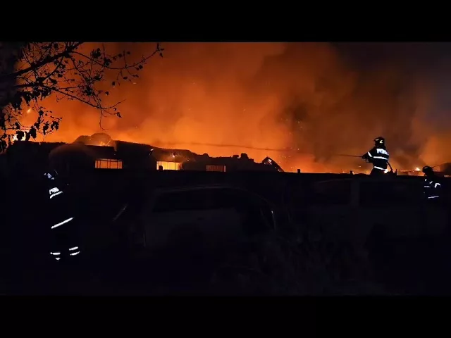 (VIDEO) Incendiu violent la un depozit din Slatina