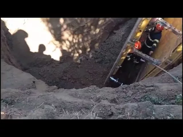 (VIDEO) Olt: Persoană surprinsă sub un mal de pământ