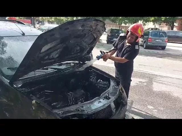 (VIDEO) O mașină a luat foc în cartierul Rovine din Craiova