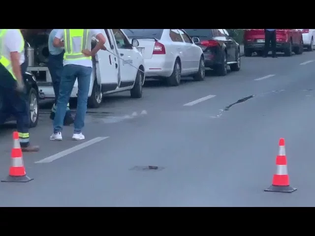 (VIDEO) Stare de alertă în Târgu Jiu, după ce asfaltul s-a ridicat în mod inexplicabil