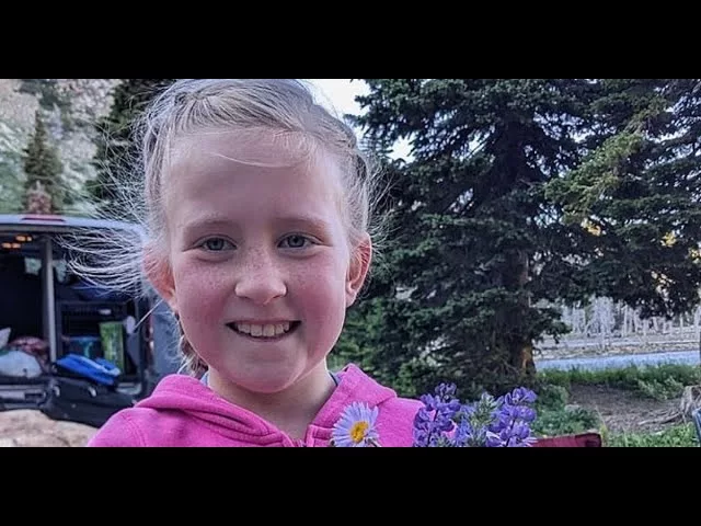 (VIDEO) O fetiță de 8 ani și câinele familiei, uciși după ce un copac a căzut peste cort