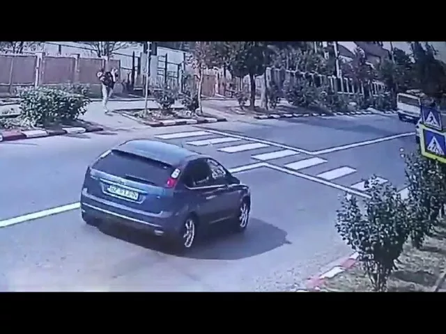 (VIDEO) O femeie şi un copil de doi ani, loviţi de un camion pe o trecere de pietoni