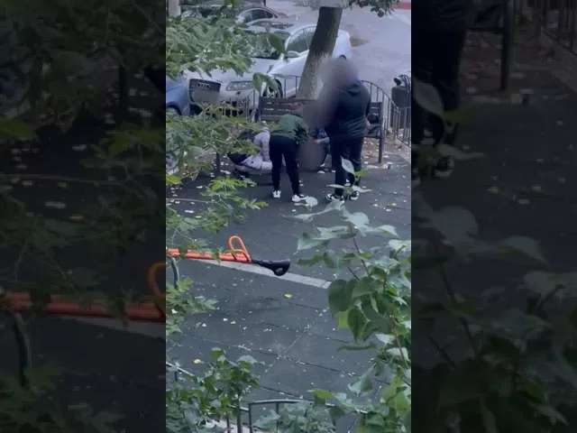 (VIDEO) Vâlcea: Elevi prinși când jucau barbut lângă școală