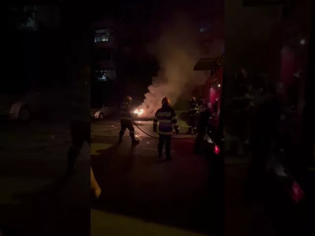 (VIDEO) O mașină a luat foc în cartierul Rovine din Craiova