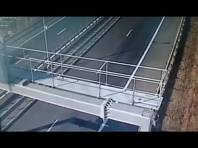 (VIDEO) S-a certat cu iubita şi s-a aruncat din maşina aflată în mers
