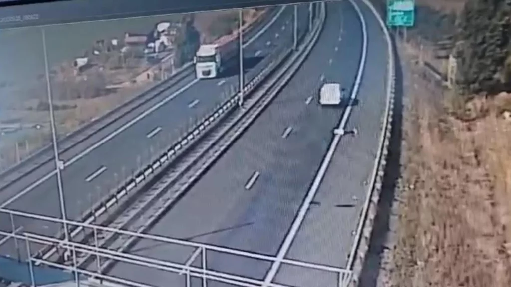S-a certat cu iubita şi s-a aruncat din maşina aflată în mers
