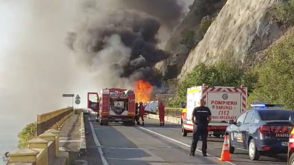 TIR cuprins de flăcări, în Mehedinți. Circulația este oprită pe DN6