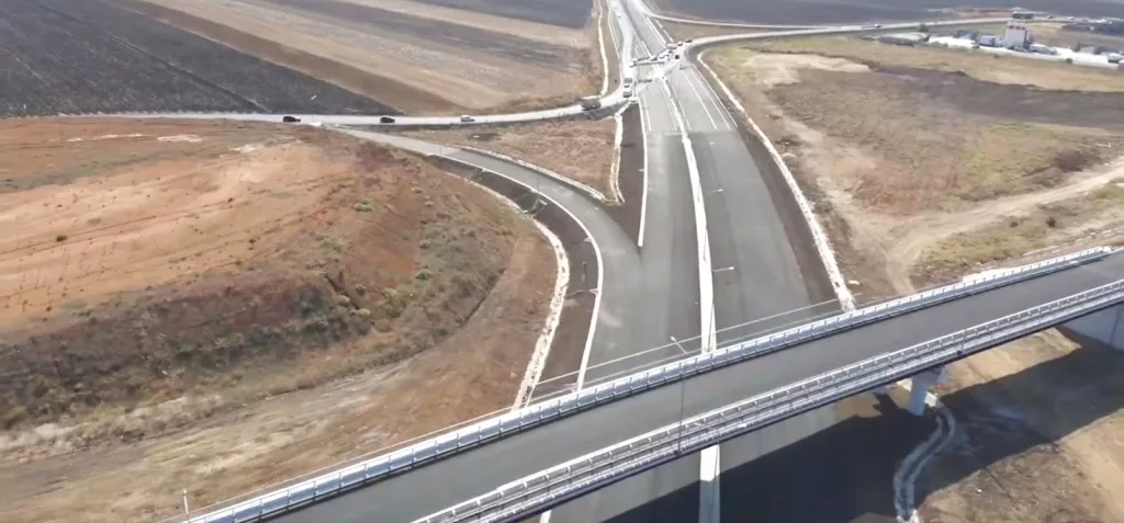 (VIDEO) Tronsonul 3 al Drumului Expres Craiova-Piteşti, stadiu de realizare de peste 80%