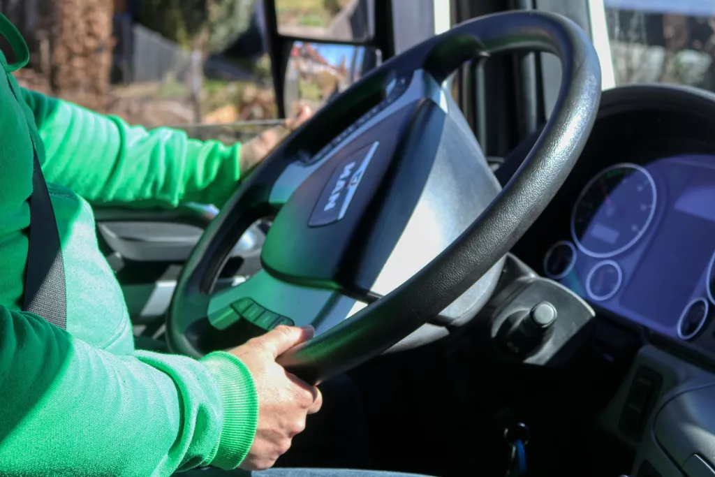 Gorj: Șofer de autobuz, reținut după ce ar fi lovit un tânăr