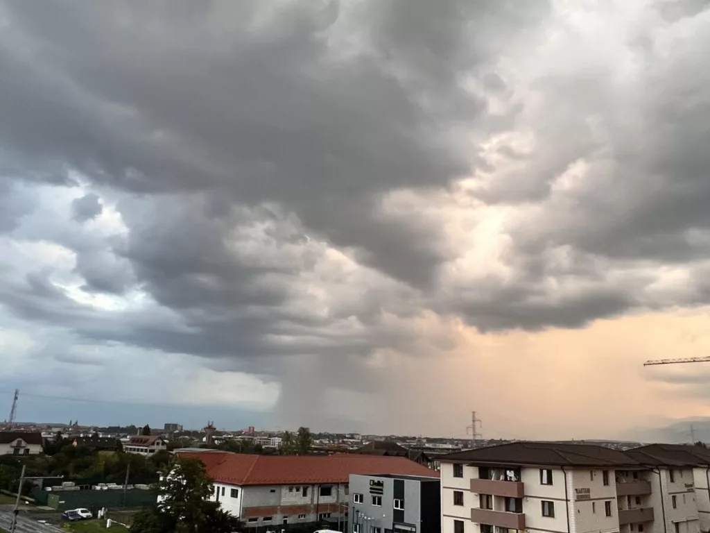 Cod galben de vreme instabilă în 11 judeţe