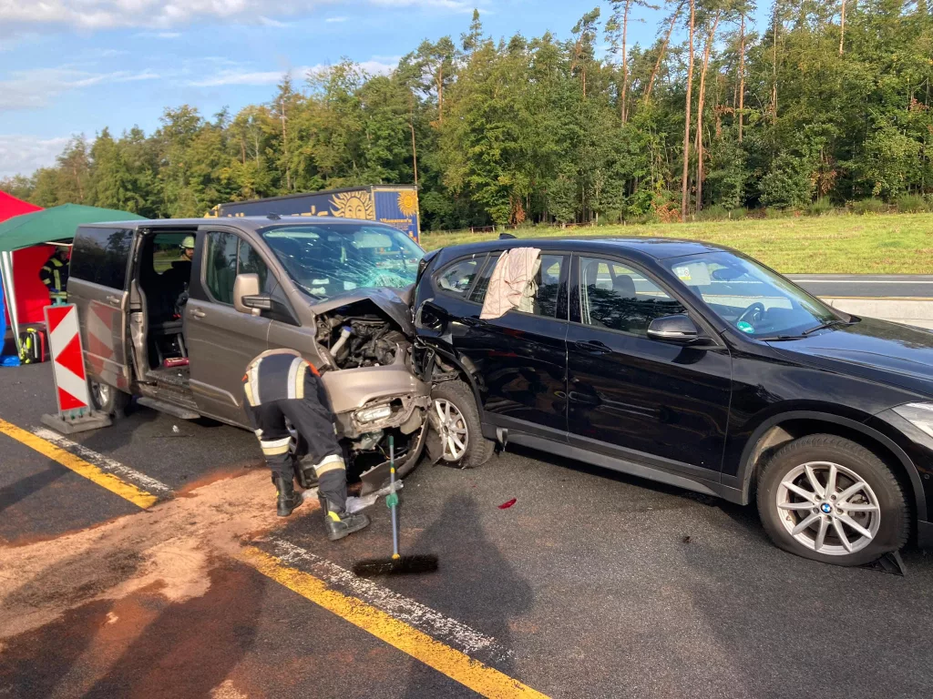 12 răniţi după ce un microbuz care se îndrepta spre România s-a izbit de o mașină