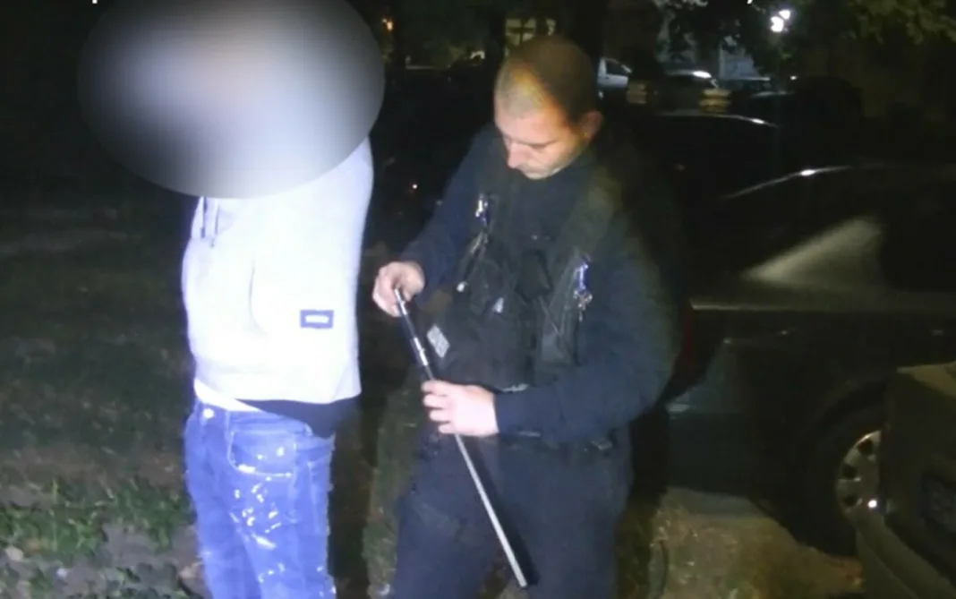 Doi tineri au ieșit la joacă în parc cu baioneta și sabia