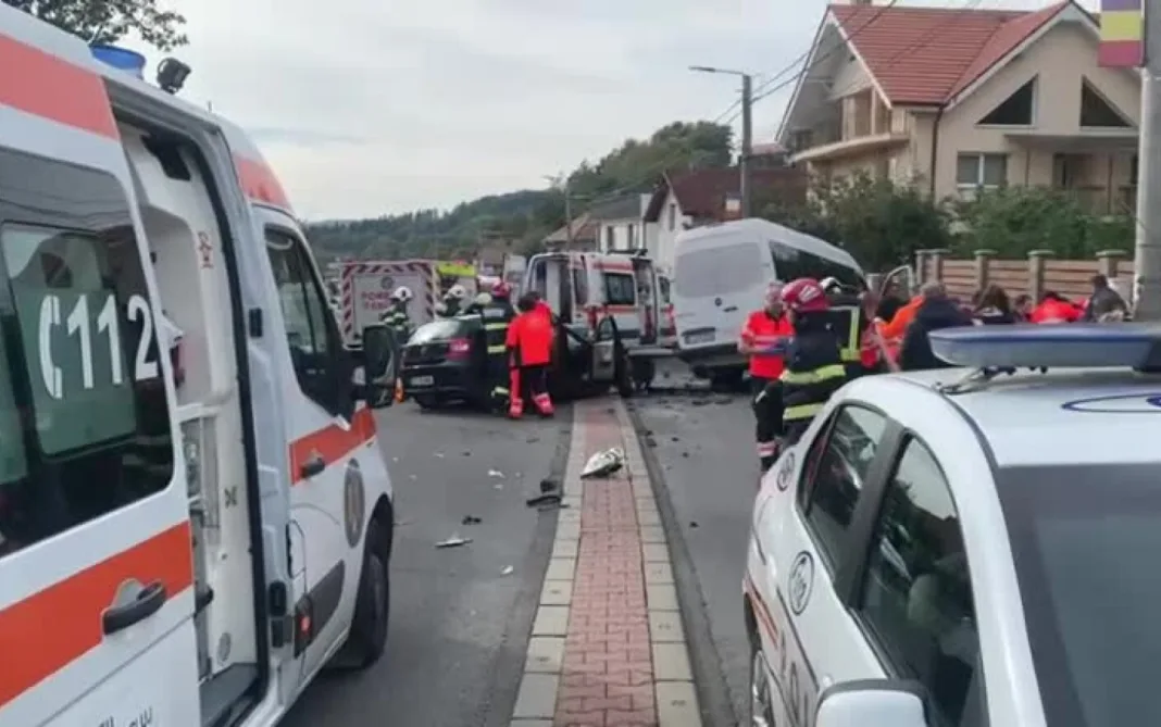 Accident cu 16 victime, după ce un microbuz și o mașină s-au ciocnit