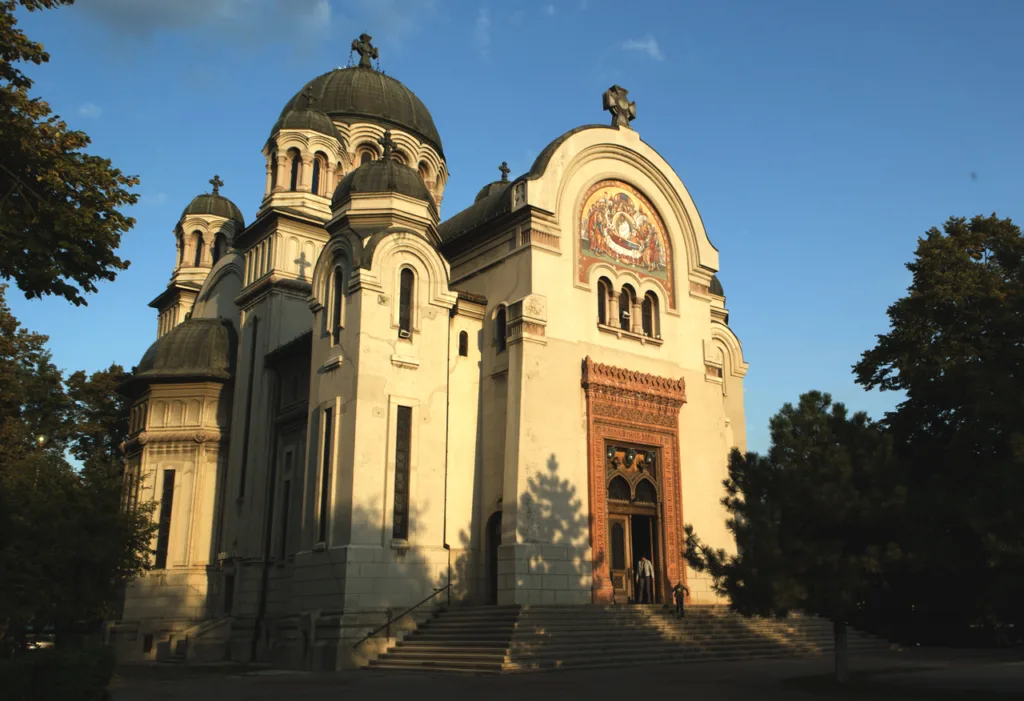 Dispare gardul din jurul bisericii Madona Dudu