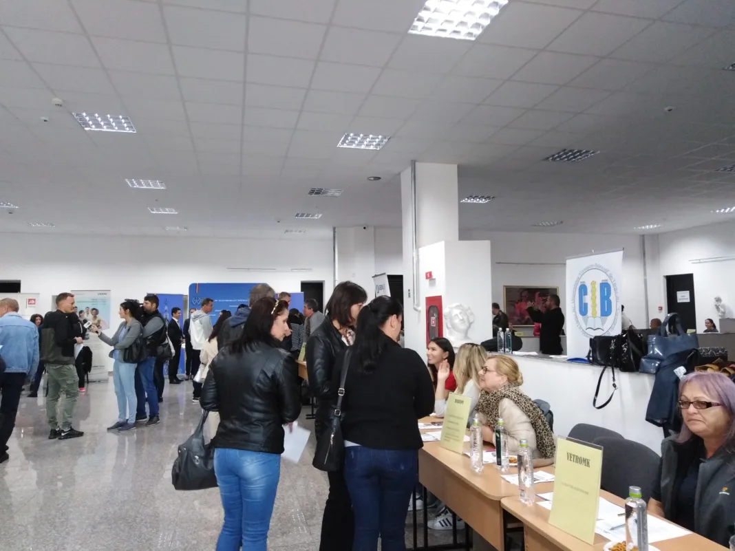 Sute de locuri de muncă disponibile la Bursa pentru absolvenți Sute de locuri de muncă disponibile la Bursa pentru absolvenți