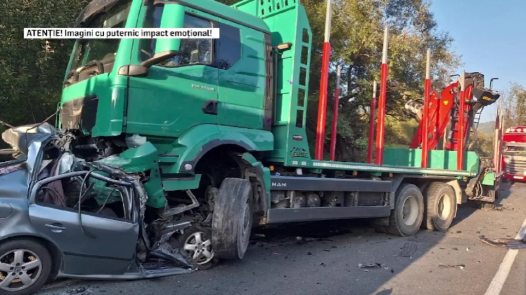 O mașină a intrat sub un TIR pe DN 66. Şoferul a murit