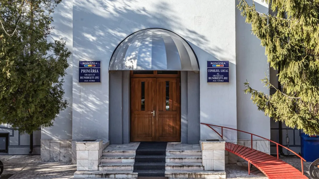 Funcționar din Primăria Bumbești-Jiu, anchetat pentru purtare abuzivă