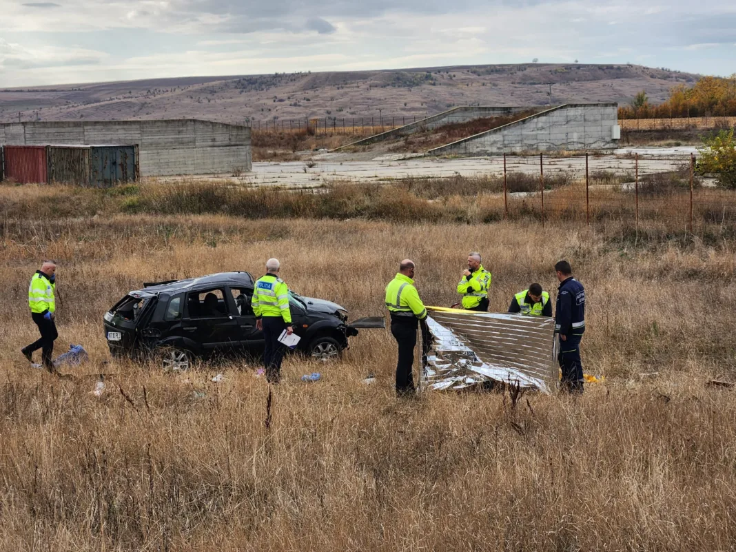 Un mort şi trei răniţi după ce o maşină s-a răsturnat pe câmp
