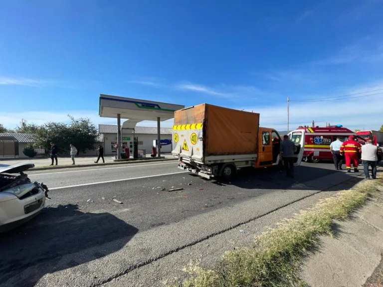 Mehedinţi: Doi răniţi după o ciocnire între un autoturism şi o autoutilitară