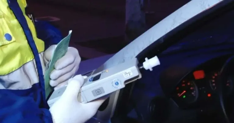 Un şofer beat a intrat cu maşina într-un copac