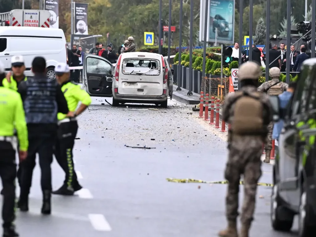 Atentat sinucigaș cu bombă în faţa Ministerului de Interne din Ankara