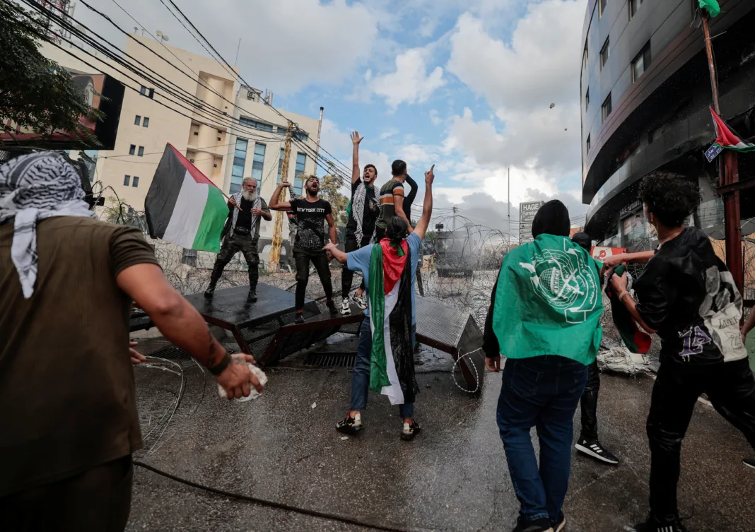 Protestatarii au luat cu asalt ambasadele SUA şi Israelului din Liban şi Iordania