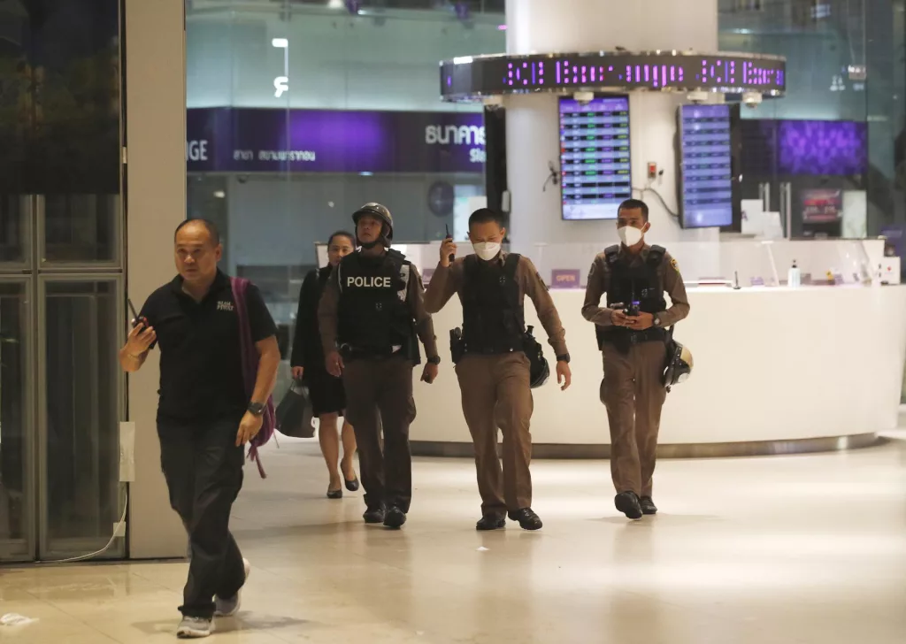 Un adolescent a împuşcat mortal trei oameni într-un mall din Thailanda