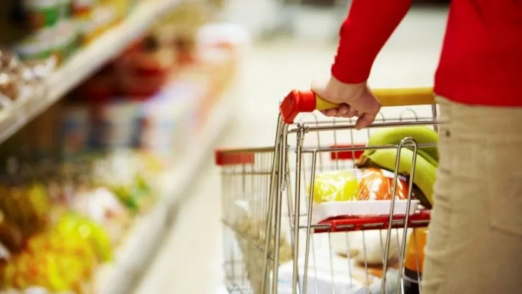 A furat geanta unei femei, la un supermarket din Târgu Jiu