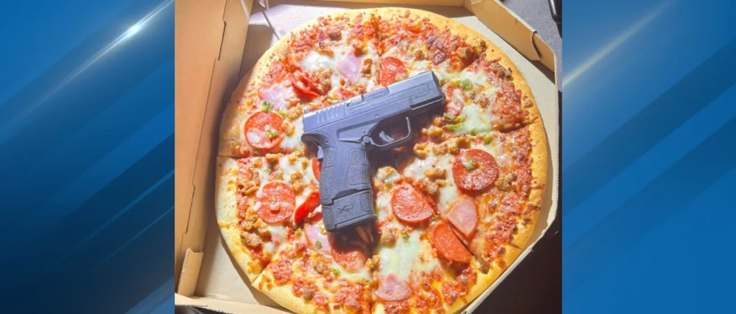 Pizza cu pepperoni cu armă în ea