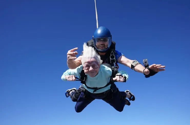 O femeie de 104 ani a sărit cu paraşuta ca să intre în Cartea Recordurilor