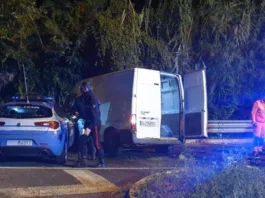O dubiţă cu imigranţi condusă de un român a făcut accident încercând să fugă de poliţia italiană