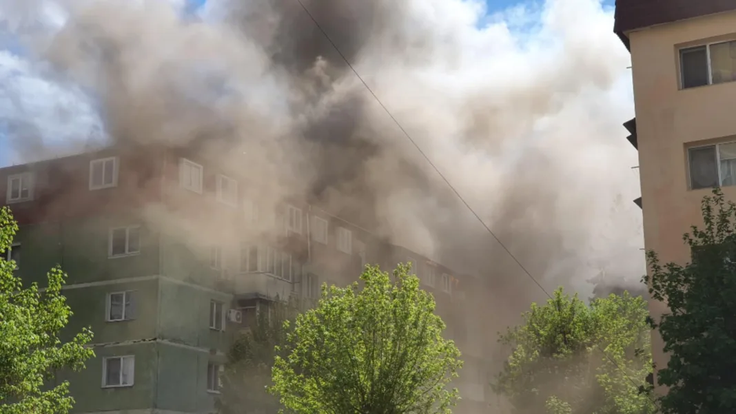 Bătrână salvată din apartamentul în flăcări de un jandarm şi un vecin