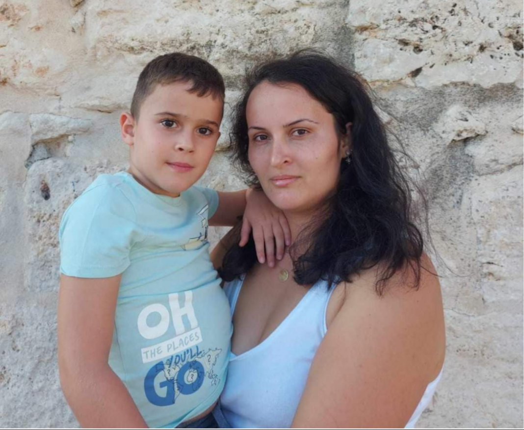 O mamă din Târgu Jiu luptă cu disperare să își salveze fiul grav bolnav