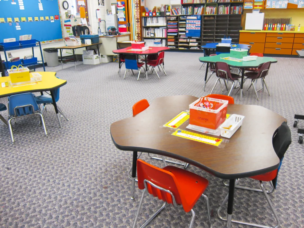 Personalul unei grădinițe a ignorat o fetiță de doi ani care a stat întinsă pe jos cu insuficienţă respiratorie