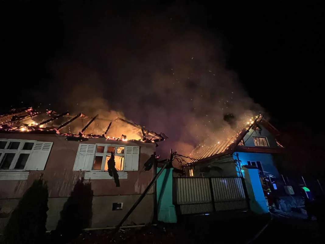 Bărbat mort într-un incendiu care a cuprins două case