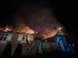 Bărbat mort într-un incendiu care a cuprins două case