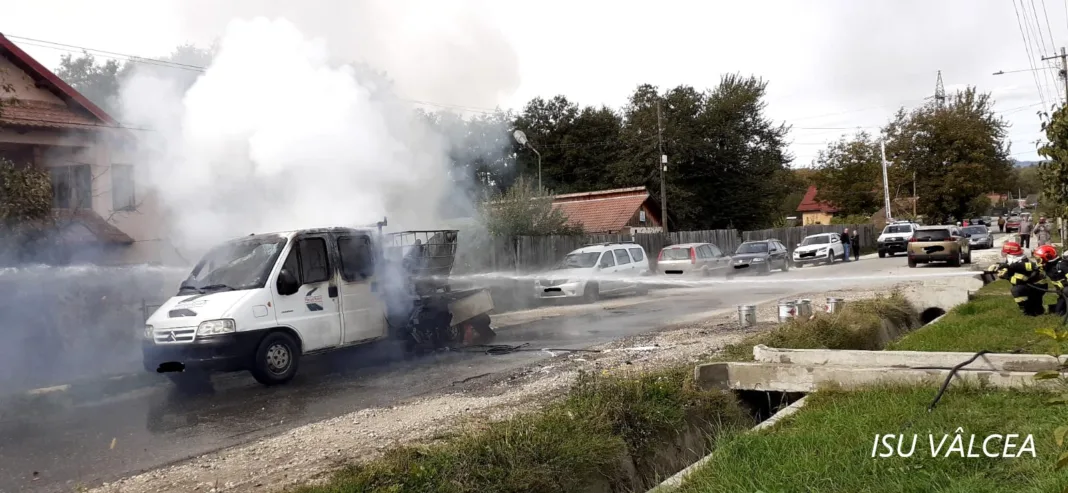 Vâlcea: Doi răniţi în explozia unei autoutilitare