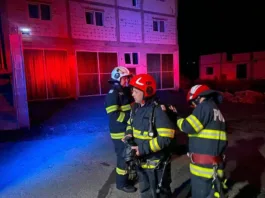 Pompierii, împreună cu 2 echipaje ale Serviciului de Ambulanţă Judeţean, au intervenit de urgenţă pentru extragerea persoanelor din clădire