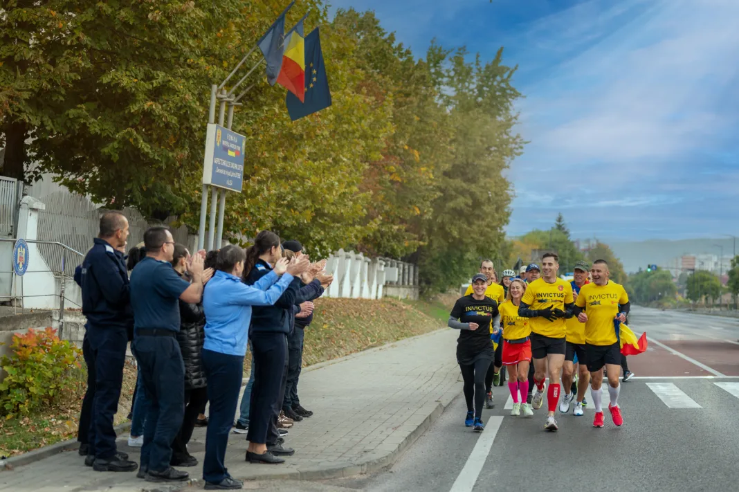 Când au trecut prin dreptul Inspectoratului de Jandarmi Vâlcea, au fost întâmpinați cu aplauze și susținere din partea camarazilor